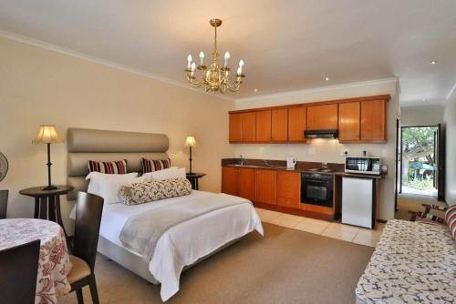 Luxury Double Room with Kitchenette image 9