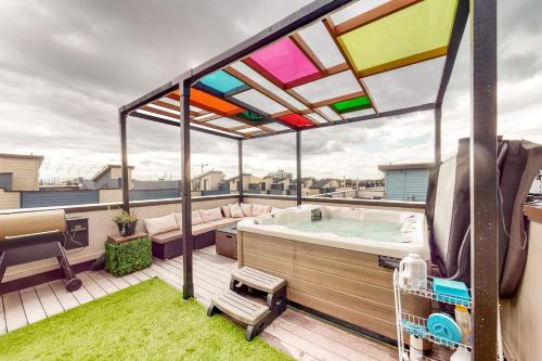 Sloan Lake’s Rooftop Oasis in West Colfax