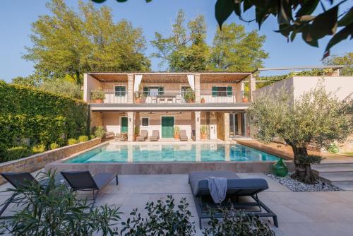 2 bedrooms, 5 beds