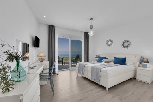 Luxury villa Mae in Makarska, pool and gym