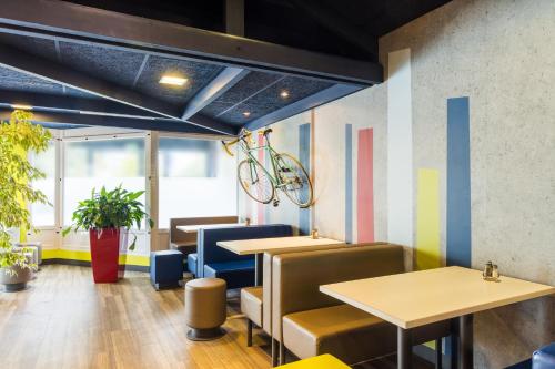 Food and beverages, ibis budget Issy Les Moulineaux Paris Ouest in Issy-Les-Moulineaux
