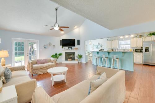 Destin Villa w/ Patio ~ 2 Mi to Miramar Beach! - Destin, FL