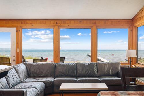 Million Dollar Views 5BDR Beachfront in East Bay ➠ 2175 in Traverse City, USA