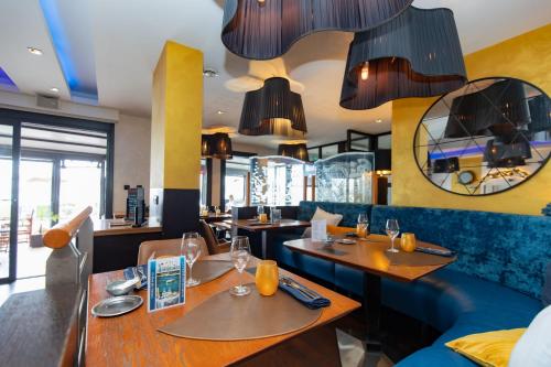 Restaurant, Logis Hotel de France - Face a la Mer in Camaret-sur-Mer