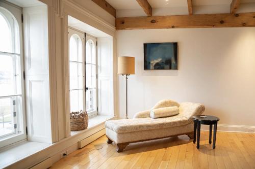 Le Chinic Two-Bedroom Apartment image 8