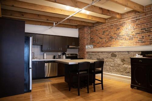 Le Chinic Two-Bedroom Apartment image 5