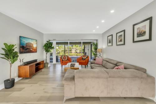 WatersEdge -handicap friendly, screened private pool in Weston, USA