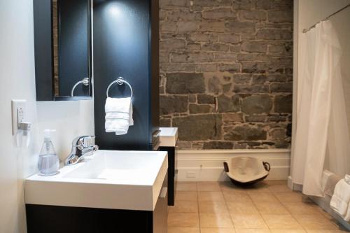Le Champlain Three-Bedroom Apartment  image 9