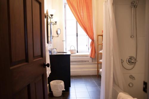 Le Champlain Three-Bedroom Apartment  image 1