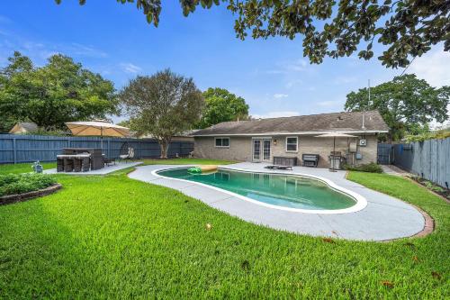 Pool Stay Near DT, Heights WiFi Games Yard BBQ
