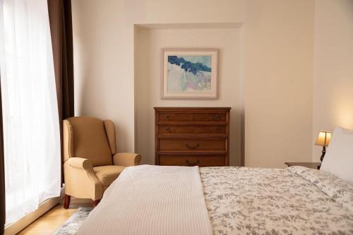 Le Frontenac Deluxe Apartment image 3