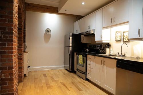 Le Frontenac Deluxe Apartment image 5