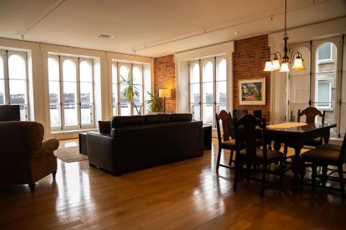 Le Frontenac Deluxe Apartment image 6