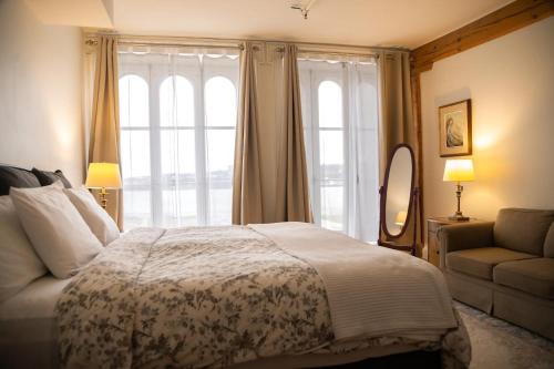 Le Frontenac Deluxe Apartment room in Royal Dalhousie