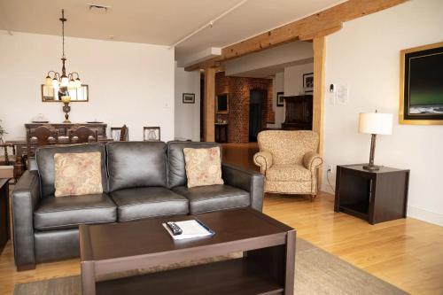 Le Frontenac Deluxe Apartment image 9