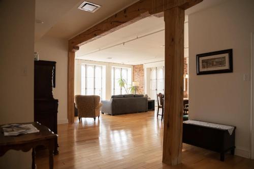 Le Frontenac Deluxe Apartment image 10