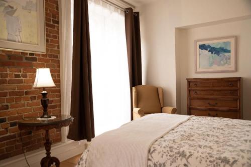 Le Frontenac Deluxe Apartment image 2