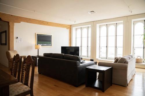 Le Frontenac Deluxe Apartment image 8