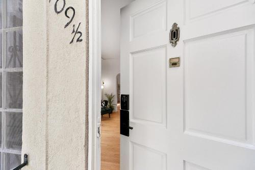 Beverly Hills Stylish & Central 1 BR Apt + Parking, Los Angeles (fotografie 3)