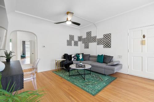 Beverly Hills Stylish & Central 1 BR Apt + Parking in Los Angeles, USA