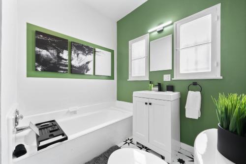 Beverly Hills Stylish & Central 1 BR Apt + Parking in Los Angeles, USA
