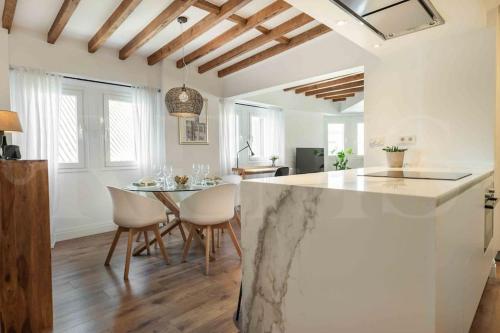 Modern apartment next to the Cervantes Theatre by REMS, Malaga