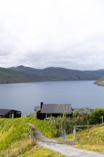 נוף חוץ, Cottage with stunning view of the sea and islands. in Hósvík
