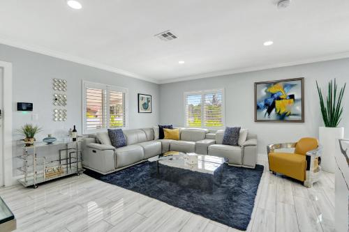 The Gardens - Luxury Retreat with Pool & Game Room in Miami Gardens, USA
