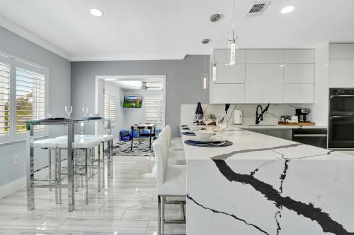 The Gardens - Luxury Retreat with Pool & Game Room in Miami Gardens, USA