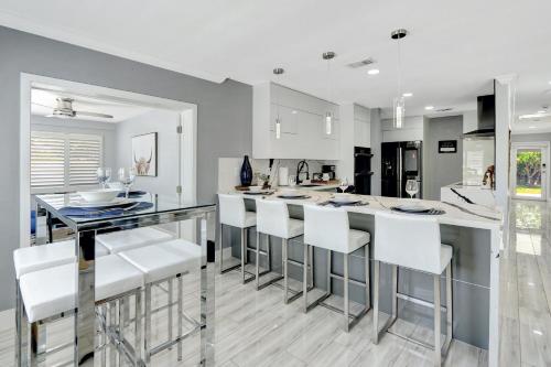 The Gardens - Luxury Retreat with Pool & Game Room in Miami Gardens, USA