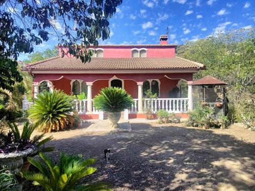 Casa rural en el campo con animales, piscina y barbacoa