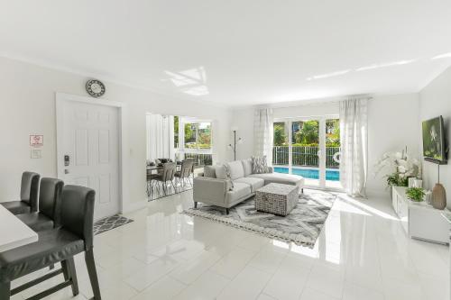 10 mins from Pompano Beach! With pool access in Pompano Beach, USA