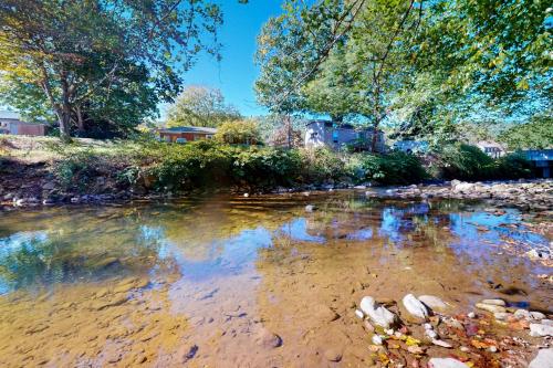 River Rock Cottage in Boone, USA