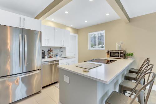 Sunny Pompano Beach with pool access in Pompano Beach, USA