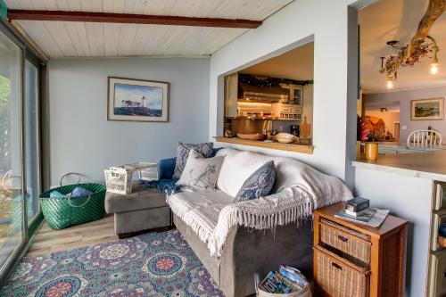 Spacious Waterfront Retreat Near UW-Green Bay