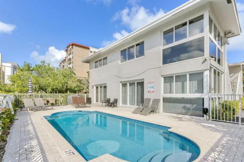 Pompano Jumbo - Sleeps 16 & priv pool in Pompano Beach, USA