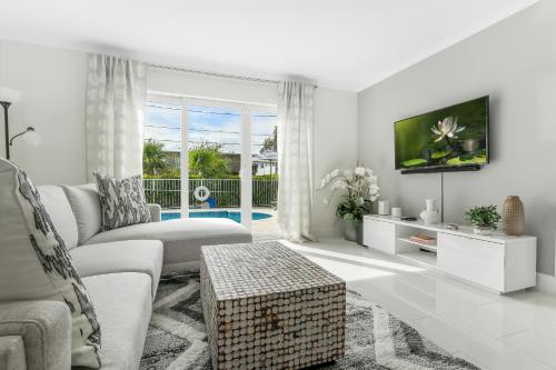 Pompano Jumbo - Sleeps 16 & priv pool in Pompano Beach, USA
