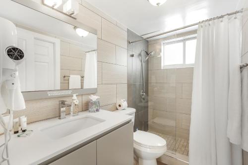 Pompano Jumbo - Sleeps 16 & priv pool in Pompano Beach, USA