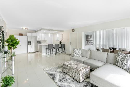 Pompano Jumbo - Sleeps 16 & priv pool in Pompano Beach, USA