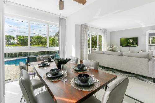 Pompano Jumbo - Sleeps 16 & priv pool in Pompano Beach, USA