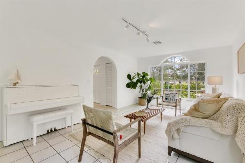Garden Home with Expansive Yard & Gazebo! in Fort Lauderdale, USA
