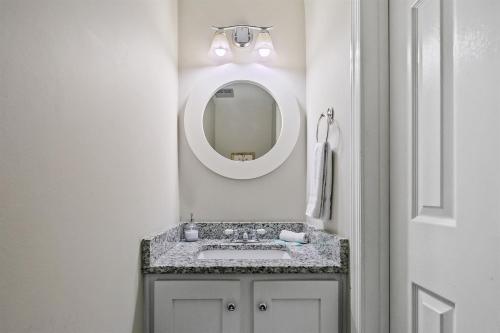 Luxury End Unit Townhome Just 40 Minutes from DC, Pet-Friendly, Privacy Fenced in Sterling, USA