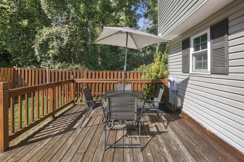 Luxury End Unit Townhome Just 40 Minutes from DC, Pet-Friendly, Privacy Fenced