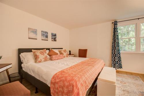 Spacious 3-story Townhome 40 Minutes from DC Pet-Friendly, Fast WiFi, Perfect in Sterling, USA