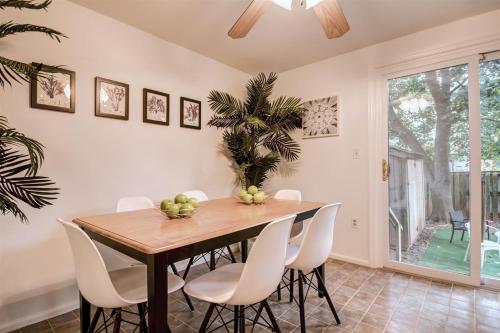 Spacious 3-story Townhome 40 Minutes from DC Pet-Friendly, Fast WiFi, Perfect in Sterling, USA
