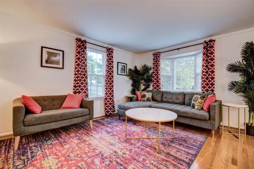 Spacious 3-story Townhome 40 Minutes from DC Pet-Friendly, Fast WiFi, Perfect in Sterling, USA