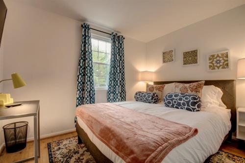 Spacious 3-story Townhome 40 Minutes from DC Pet-Friendly, Fast WiFi, Perfect in Sterling, USA