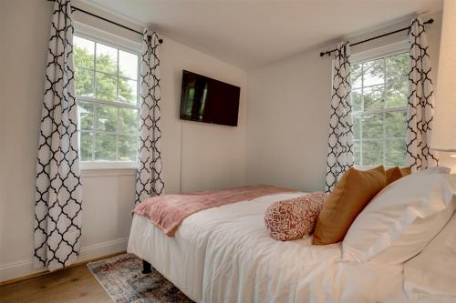 Spacious 3-story Townhome 40 Minutes from DC Pet-Friendly, Fast WiFi, Perfect in Sterling, USA