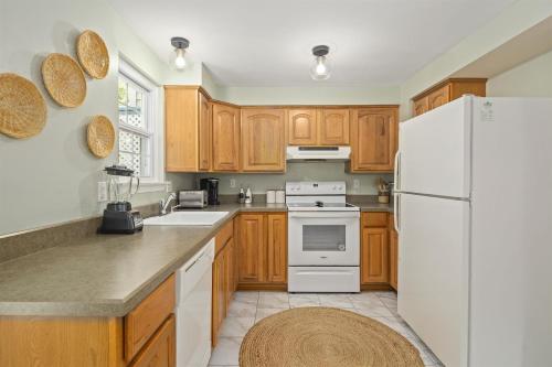 End Unit Townhome with in No VA, 40 Mins to DC, Pets OK in Sterling, USA