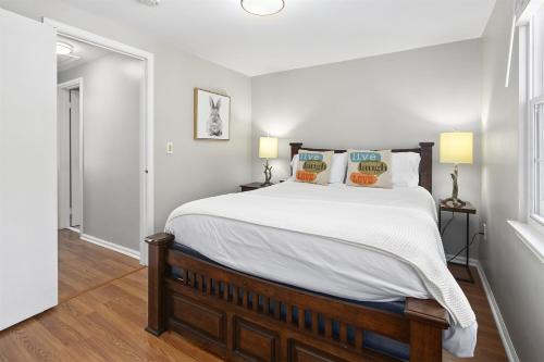 Townhome in No VA, 40 Mins to DC, Pets OK, Fast WiFi in Sterling, USA